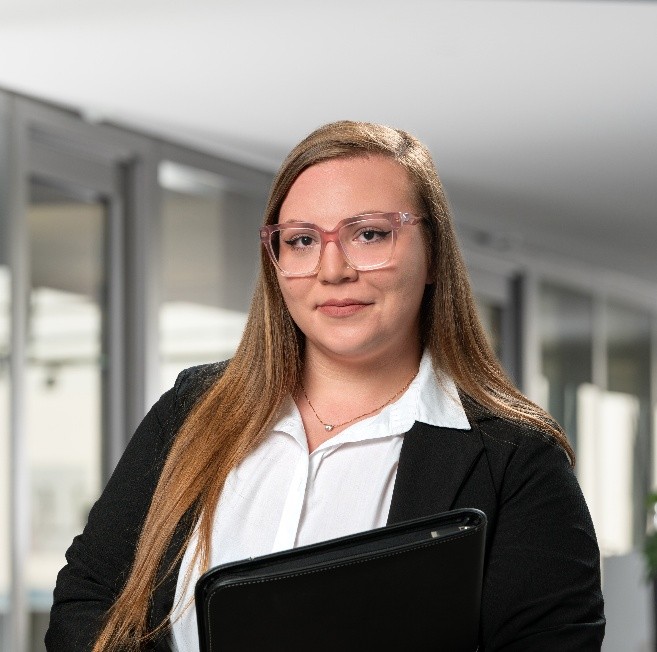 Portrait de Dafne Spadea, Responsable RH chez Auto Schmid AG, témoignant sur la solution Kelio.