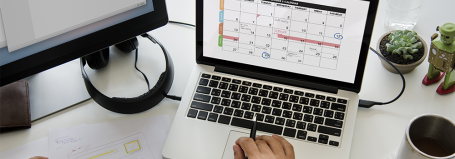Illustration d'une femme en train de créer un planning