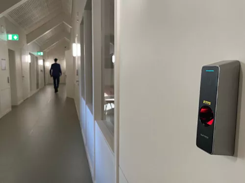 Les avantages d’utiliser la biométrie pour gérer les accès et les heures de travail de ses collaborateurs et collaboratrices Les avantages d’utiliser la biométrie pour gérer les accès et les heures de travail de ses collaborateurs et collaboratrices