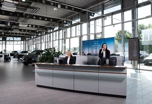 Collaboratrices d'Auto Schmid AG utilisant Kelio pour une gestion fluide des temps et des absences au quotidien.