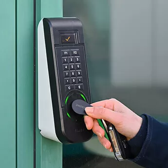 Sichern Sie Ihre Geschäfte, indem Sie den Zutritt zu sensiblen Bereichen kontrollieren