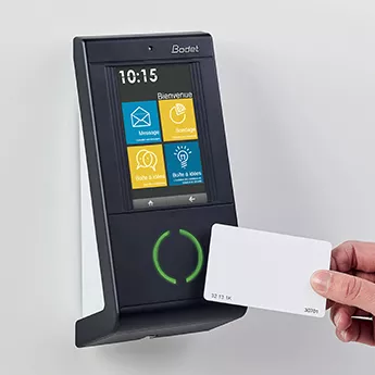 De quelle manière les employés utilisent-ils le système de badgeage avec Kelio ?